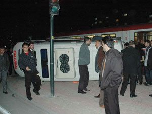 Tramvay ambulans çarptı