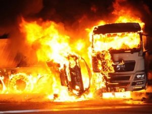 Korkunç kaza: 5 kişi yanarak can verdi