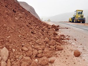 Aşırı yağışlar toprak kaymasına neden oldu