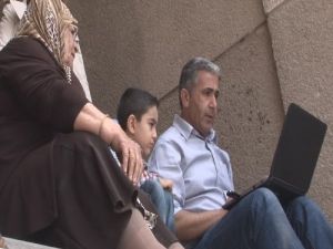 Kaya’yı Göremeyen Ailesi, Gazetecilerin Çektiği Resimlerden Hasret Giderdi