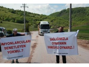 Hafriyat Kamyonlarının Çıkardığı Toza Pankartlı Tepki