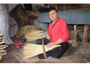 58 Yaşındaki Çınar, Yılardır Ekmeğini Süpürgeden Çıkarıyor