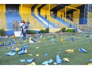 Yenilgiyi Kabullenemeyen Taraftarlar Sandalyeleri Parçalayıp Stada Attı