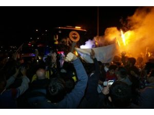 Fenerbahçe Kafilesi Samandıra'da Şampiyon Gibi Karşılandı