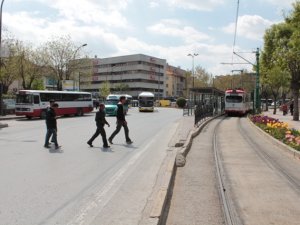 Tramvay durağında ölüme davetiye!