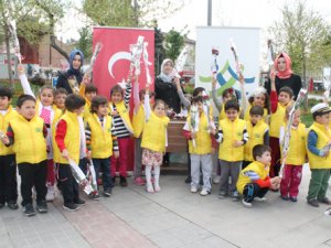 Minik eller gül dağıttı
