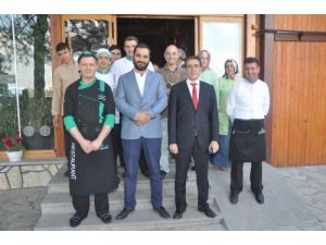 'Herkes O'nu Okuyor' Yarışmasını İşyerinde Uyguladı, Çalışanlarını Ödüllendirdi