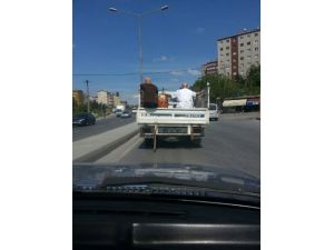 Kamyonet Kasasında Döner Taşıdılar