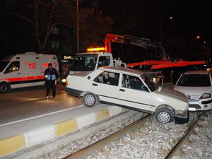 Otomobiller tramvay yoluna uçtu
