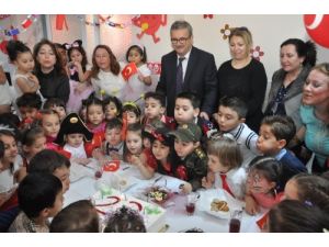 Kreş Öğrencileri 23 Nisan Pastası Kesti