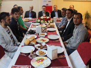 Mehmet Ali Korkmaz Yazı İşleri Masası'nda
