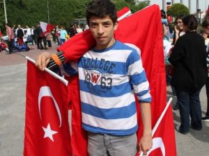 Herkes 23 Nisan'da Eğlendi O Bayrak Sattı