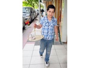 Arkadaşları Bayram Etti, O Çay Servisi Yaptı