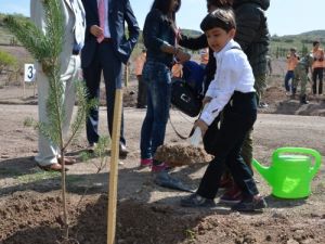 4. Kolordu'da Çocuklar, Ağaç Dikerek 23 Nisan'ı Kutladı