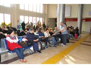 Omü, Toplu Taşıma Araçlarında Ve Otogarda Ücretsiz Kitap Dağıttı