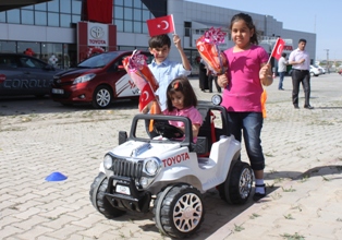 Çocuklar ilk Toyota’larını test ettiler