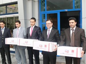 AKP’li gençlerden kırtasiye yardımı