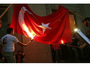 Erivan’da Göstericiler Türk Bayrağı Yaktı