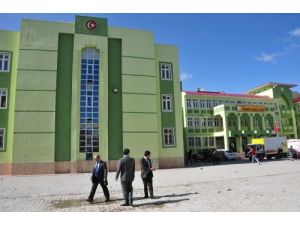 Van'da Bir Okulun Camları Kırıldı