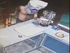 Hırsız başına un çuvalı geçirip dükkanı soydu