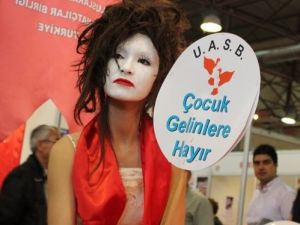 Tüyap Kitap Fuarı’nda ‘çocuk Gelin’ Protestosu