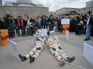 Üniversite Öğrencileri Sokak Tiyatrosuyla Mısır Ve Suriye'ye Tepki Gösterdi