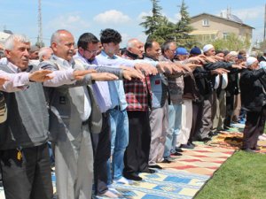 Çiftçiler yağmur duasına çıktı