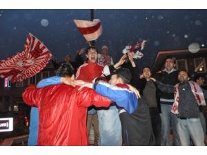 Balıkesirspor'un Maraş Galibiyeti Taraftarları Sokağa Döktü