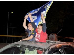 Fenerbahçe’nin Şampiyonluğu Taraftarlarını Sokağa Döktü