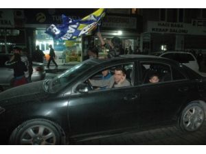 Fenerbahçe'nin Şampiyonluğu Hakkarili Taraftarlarını Sokağa Döktü