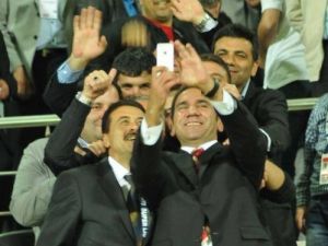 Sivasspor Başkanı Otyakmaz, Galibiyeti 'Selfie' İle Kutladı