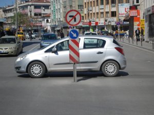 Kavşağın ortasındaki tabela rahatsız ediyor