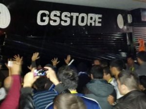 Fenerbahçeli taraftarlar Galatasaray Store'u yağmaladı