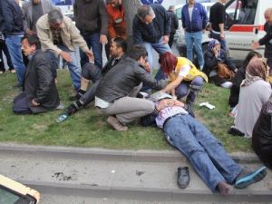 Minibüs Direğe Çarptı: 14 Yaralı