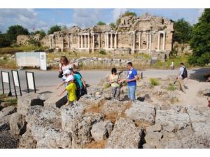 Aspendos Antik Tiyatro'da Restorasyon Başlayınca Kültür Turları Side'ye Kaydı
