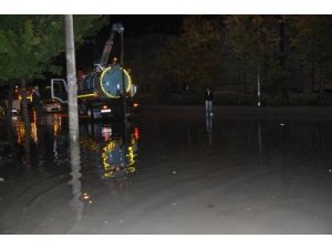 Ankara'da Yağmur Sonrası Araçlar Mahsur Kaldı