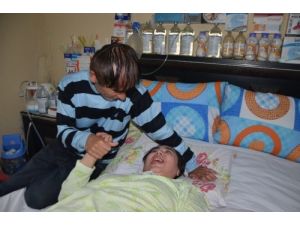 Sevgi Ve Vefasıyla 6 Yıldır Yatalak Eşine Bakıyor (Özel)