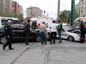 Konya'da 2 otomobil çarpıştı: 2 yaralı