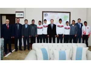 Şampiyon Atletler Vali Altıparmak’ı Ziyaret Etti