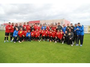 Eskişehirsporlu Futbolcular Dani Alves'e Destek İçin Antrenmanda Muz Yedi