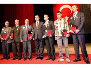 İzmir'de Şehit Ve Gazilere Devlet Övünç Madalyası Verildi