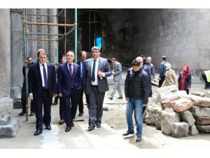 Vali Altıparmak, Vakıflar Genel Müdürü İle Çifte Minareli Medrese'yi İnceledi