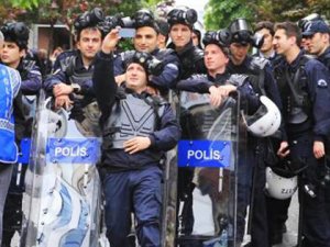 Polislerle 1 Mayıs için selfie pozu