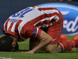 Arda Turan golünü attı secdeye kapandı