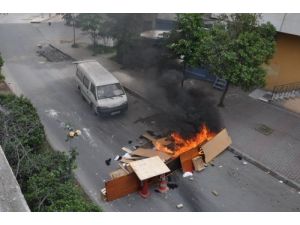 Göstericiler Mancınıkla Polise Saldırdı