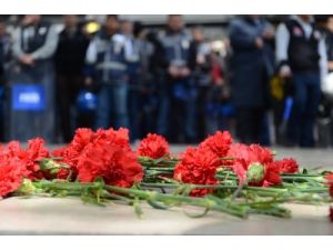 Sarısülük'ün Vurulduğu Yere Karanfil Bırakıldı