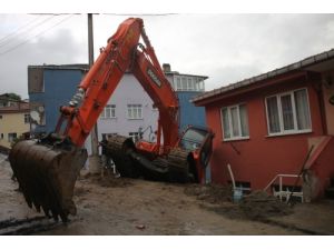 İş Makinesi Evin Üzerine Kaydı