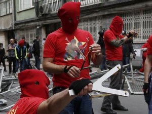 1 Mayıs olaylarında New Balance ayakkabılı işçi