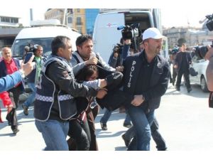 Taksim'de Eylem Yapan İki Kişiye Polis Müdahalesi
