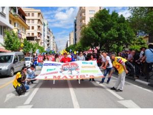 Manisa'da 1 Mayıs Bayram Havasında Kutlandı